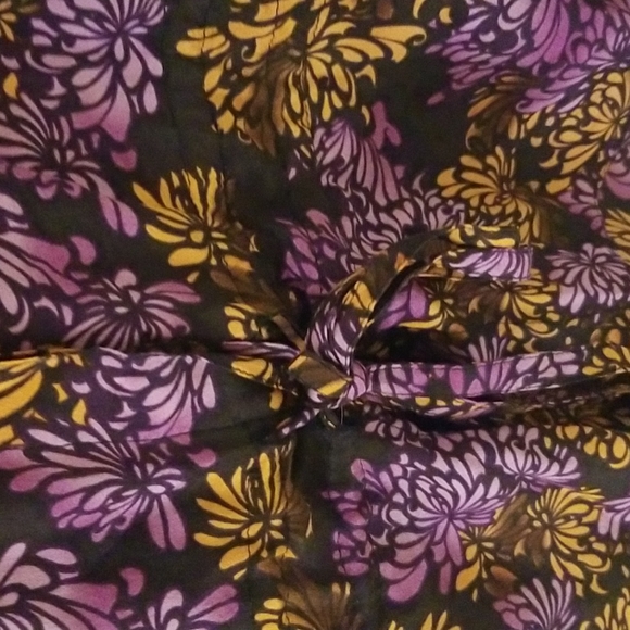 Urban Outfitters silk Top with frails at the neck - Picture 8 of 9